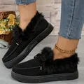 Detailansicht schwarzer Damen-Winterstiefel mit dickem Plüschbesatz und warmem Innenfutter. - 36 / Schwarz
