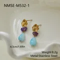 Detailweergave van goudvergulde stalen bloemoorbellen met paarse en blauwe natuursteen - 18K goud / Gouden Bloem Stijl (NMSE-M532-1)