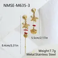 Gedetailleerd overzicht van asymmetrische roestvrijstalen oorbellen met zeester en schelp - Zeester Schelp Asymmetrische Stijl (NMSE-M635-3) / 18K goud