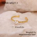 Gros plan d'une bague ouverte en acier doré avec un zircon en forme de cœur - Style Zirconia Coeur (NMSR-M527-1) / Ouvert Réglable / Or