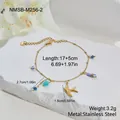 Detailansicht eines vergoldeten Edelstahlarmbands im Meeresstil mit Schwalben- und Blumenanhängern - 18K-Gold / Schwalben Blumen Anhänger Stil (NMSB-M256-2)