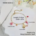Detailansicht eines vergoldeten Edelstahlarmbands mit Blumen- und Handanhängern. - 18K-Gold / Rosen Herz Anhänger Stil (NMSB-M259-2)
