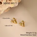 Detailopname van retro hartvormige roestvrijstalen oorbellen met parelaccenten - Hart Kunstparel Oorknopjes (NMSE-M511-2) / 18K goud / Goud