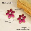 Vue détaillée de boucles d'oreilles fleur en émail rose avec perle et dimensions - Or 18 carats / Magenta (NMSE-M541-4)