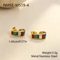 Vista detallada de pendientes de acero inoxidable dorados con piedras de colores - NMSE-M519-4