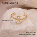 Détail d'une bague en acier inoxydable doré avec motif nœud en zircon sur une pierre - Style Zirconia Noeud (NMSR-M527-3) / Ouvert Réglable / Or
