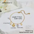Detailansicht eines goldenen Edelstahl-Bettelarmbands mit Maßen und Gewicht - 18K-Gold / Gänseblümchen Kleeblatt Anhänger Stil (NMSB-M337-2)