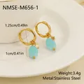 Detailansicht vergoldete Edelstahl-Ohrringe mit Sternen, blauem Stein und Maßen - Gold mit Hellblau