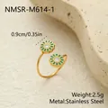 Details des grünen Emaille-Gänseblümchen-Rings mit Maßangaben und Edelstahl-Material. - Einstellbar Offen / Grün