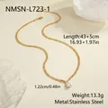 Vista dettagliata della catena a serpente dorata con ciondolo in zircone a goccia. - Oro