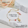 Nahaufnahme eines vergoldeten Edelstahlarmbands mit bunten Emaille-Blumenanhängern - 18K-Gold / Glasur Blumen Herz Stil (NMSB-L327-2)
