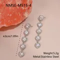 Détail montrant la longueur de 4,8 cm des boucles d'oreilles cœurs en cristal - Argent