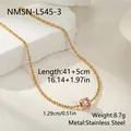 Primer plano de collar minimalista de cuentas de acero con colgante de cristal rosa - Estilo Cilindro de Strass Rosa (NMSN-L545-3) / Chapado en oro 18K / Dorado