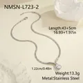 Vista dettagliata di collana in acciaio inox con ciondolo in zircone e misure - Argento