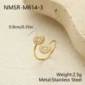 Detailansicht des verstellbaren Gänseblümchen-Rings aus Edelstahl mit weißer Emaille - Einstellbar Offen / Weiß