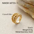 Detalle de cerca de un anillo de acero inoxidable con tres filas de cuentas doradas - NMSR-M755-1 / Talla 6 / Talla única