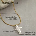 Vue détaillée du collier chaîne serpent doré avec pendentif croix en perle baroque - Croix en Perle Irrégulière (NMSN-M531-1) / Or 18 carats
