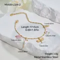 Detailaufnahme des vergoldeten Edelstahlarmbands mit Libellen- und Blumenanhängern - 18K-Gold / Libelle Blume Perlen Stil (NMSB-L326-2)