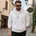 Detalle de estilo de vida de una sudadera blanca con capucha de forro polar grueso y cremallera - Blanco