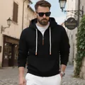 Vista detallada de una sudadera con capucha de forro polar grueso negro estilo americano - Negro