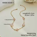 Detailansicht der goldenen Edelstahlkette mit rosa Kristallanhängern und Maßen - 18K-Gold / Rosa Stil (NMSN-M349-1)