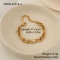 Vue détaillée d'un bracelet en acier inoxydable doré à maillons torsadés avec fermoir mousqueton - Bracelet à Chaîne Corde Torsadée (NMSB-M318-4) / Or