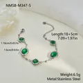 Primo piano del bracciale con pietre preziose verde smeraldo e dimensioni - Bracciale Gemma Geometrica (NMSB-M347-5)