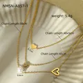 Vue détaillée du collier triple rang plaqué or 18 carats avec cœur et perle - Or