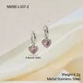Detalle de pendientes de aro de acero con corazones rosas y borde de cuentas decorativas. - Plateado (NMSE-L337-2)