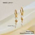 Detalle de pendientes de aro de acero inoxidable dorado con elegantes perlas y discos. - Dorado (NMSE-L3410-1)