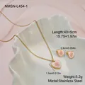 Detailweergave van hart sieradenset met afmetingen voor kinderketting en oorbellen. - Hart Camellia Stijl (NMSN-L454-1) / 18K goud