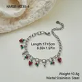 Detaillierte Makroansicht eines silbernen Erdbeer-Armbands aus Edelstahl mit Maßangaben - Erdbeere Armband (NMSB-M235-4)