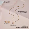 Detailopname van roestvrijstalen hart ketting en oorbellen set voor kinderen - Hart Geel-Roze Gradiënt Stijl (NMSN-L455-1) / 18K goud