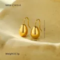 Vue détaillée d'élégantes boucles d'oreilles goutte d'or montrant 1,8cm de haut et 1cm de large - Or