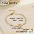 Goldenes Edelstahl-Tennisarmband mit Zirkoniasteinen und einem kleinen Buchstaben-Q-Anhänger. - Buchstabe Q Stil (NMSB-N159-2) / 18K-Gold