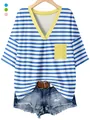 Gedetailleerd overzicht van blauw gestreept dames T-shirt met gele zak en V-hals - Blauw