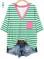 Detailopname van groen gestreept T-shirt met roze V-hals bies en borstzak detail - Groen