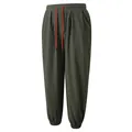 Pantalones casuales de algodón y lino para hombre con cordón rojo en color verde oliva - Verde Militar