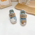 Detail van blauwe baby loopschoenen met schattige ster- en beerborduurpatronen - Blauw Beer Ster