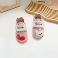 Detailopname van roze baby loopschoenen met schattig hart en konijn borduursel. - Roze Konijn Hart