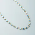 Detaillierte Makroansicht einer Goldkette mit blau-weißen bösen Blick Perlen Motiven - Weiß