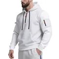 Detailansicht eines schweren weißen Fleece-Hoodies mit Ärmeltasche und orangefarbenen Zügen. - S / Oberteile / Weiß