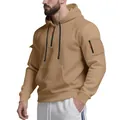 Detailansicht eines khakifarbenen Fleece-Hoodies mit Ärmeltasche und Reißverschluss - S / Oberteile / Khaki