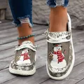 Stijlvolle dames instappers met kerst sneeuwpop print op een houten terras buiten - 36 / camel