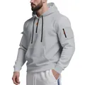 Detaillierte Seitenansicht des grauen Herren-Hoodies mit taktischer Reißverschlusstasche - Hellgrau