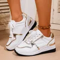 Modische weiße Plateau-Sneaker mit goldenen Metallic-Akzenten und seitlichem Reißverschluss. - Weiße Leinenoberfläche