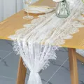 Vista detallada del camino de mesa de encaje blanco bordado en mesa de madera - 75*300cm / Encaje Blanco