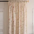 Close-up van de delicate bloemenprint en kwastjes op gordijnen met een linnen structuur - 150x120cm / Tongyan Rood Bloemenpatroon - Kwastjes Gordijn (Roede Pocket)