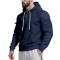 Detail van een marineblauwe herenhoodie met halve rits en mouwzak - S / Tops / Marineblauw