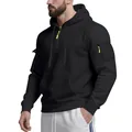 Detailopname van zwarte herenhoodie met tactische mouwzak en opvallende groene ritsdetails - S / Tops / Khaki